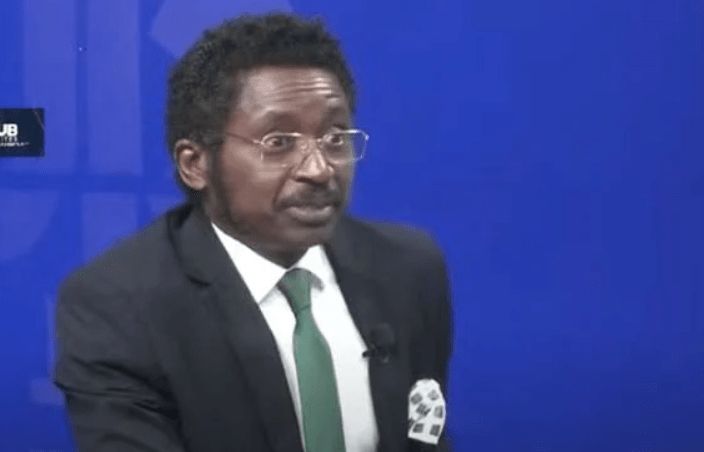 LE DROIT CONSTITUTIONNEL AU DROIT POLITIQUE : À propos du feuilleton médiatique sur le mandat impératif.